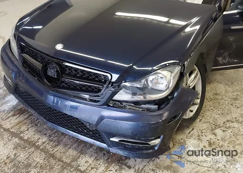 2012 Mercedes-Benz C 300 Luxury 4Matic/Sport 4Matic z USA, uszkodzony, nr VIN WDDGF8BB7CR231946